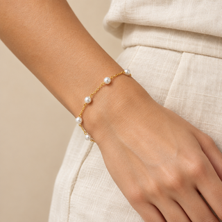 Model wearing the Pekoe Gold Pearl Bracelet with 8 mm pearls