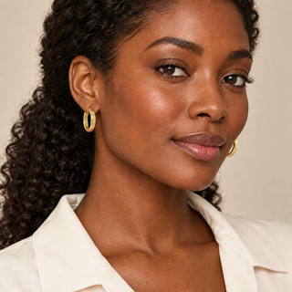 Model wearing Sabrina Medium 18mm Gold Hoops